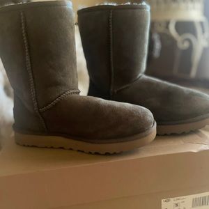 Super cute olive green UGGs size 5